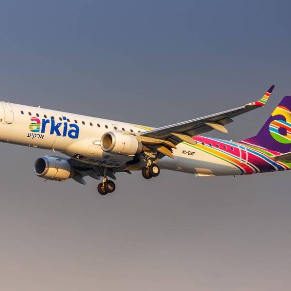 Eine Embraer 195 der israelischen Fluggesellschaft Arkia im Landeanflug. Eine Maschine der israelischen Fluggesellschaft wurde von mehreren Raketen der Hamas beschossen.