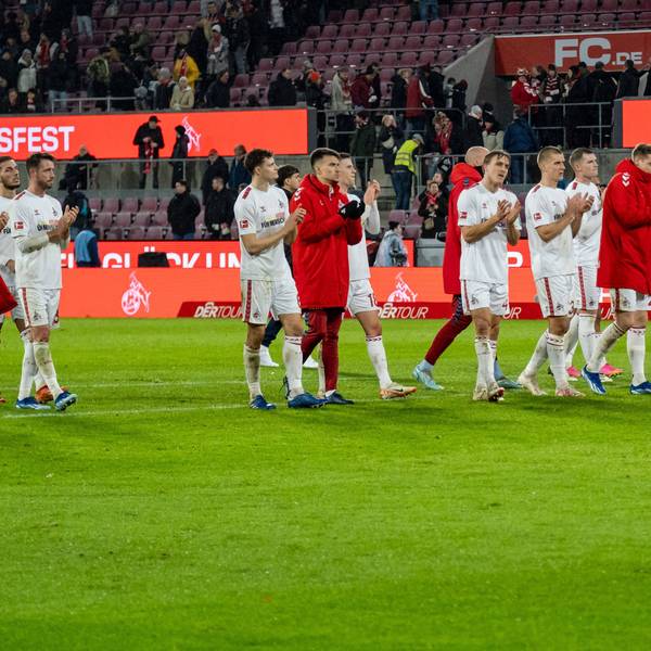 Die FC-Spieler bedanken sich nach dem letzten Kölner Heimspiel in diesem Jahr bei den Fans.