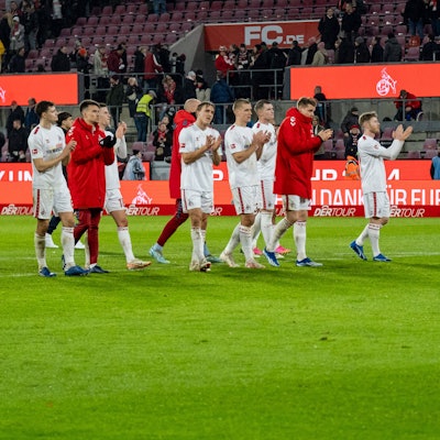 Die FC-Spieler bedanken sich nach dem letzten Kölner Heimspiel in diesem Jahr bei den Fans.