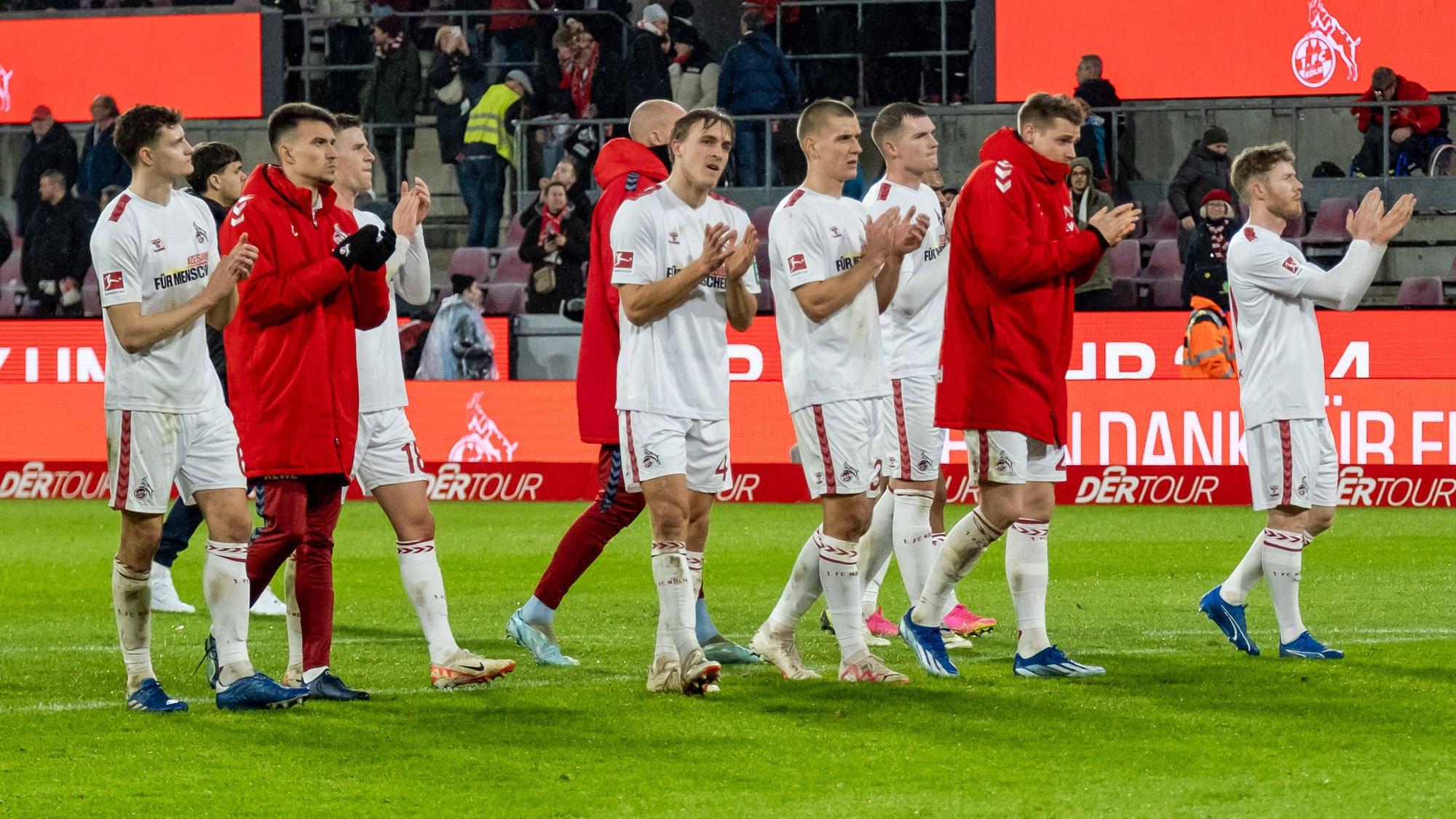 Die FC-Spieler bedanken sich nach dem letzten Kölner Heimspiel in diesem Jahr bei den Fans.