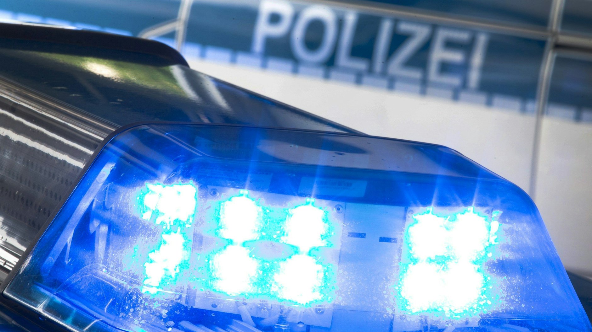 Das Blaulicht eines Polizeiwagens leuchtet.