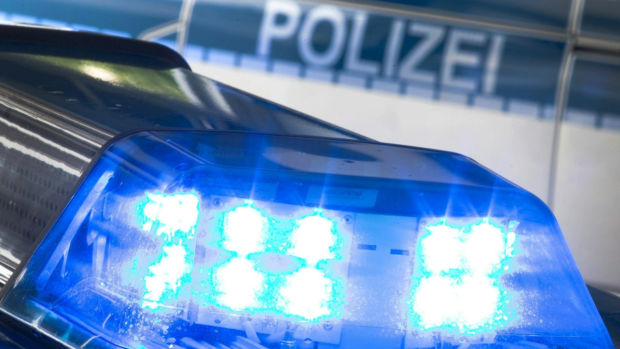 Das Blaulicht eines Polizeifahrzeugs leuchtet.