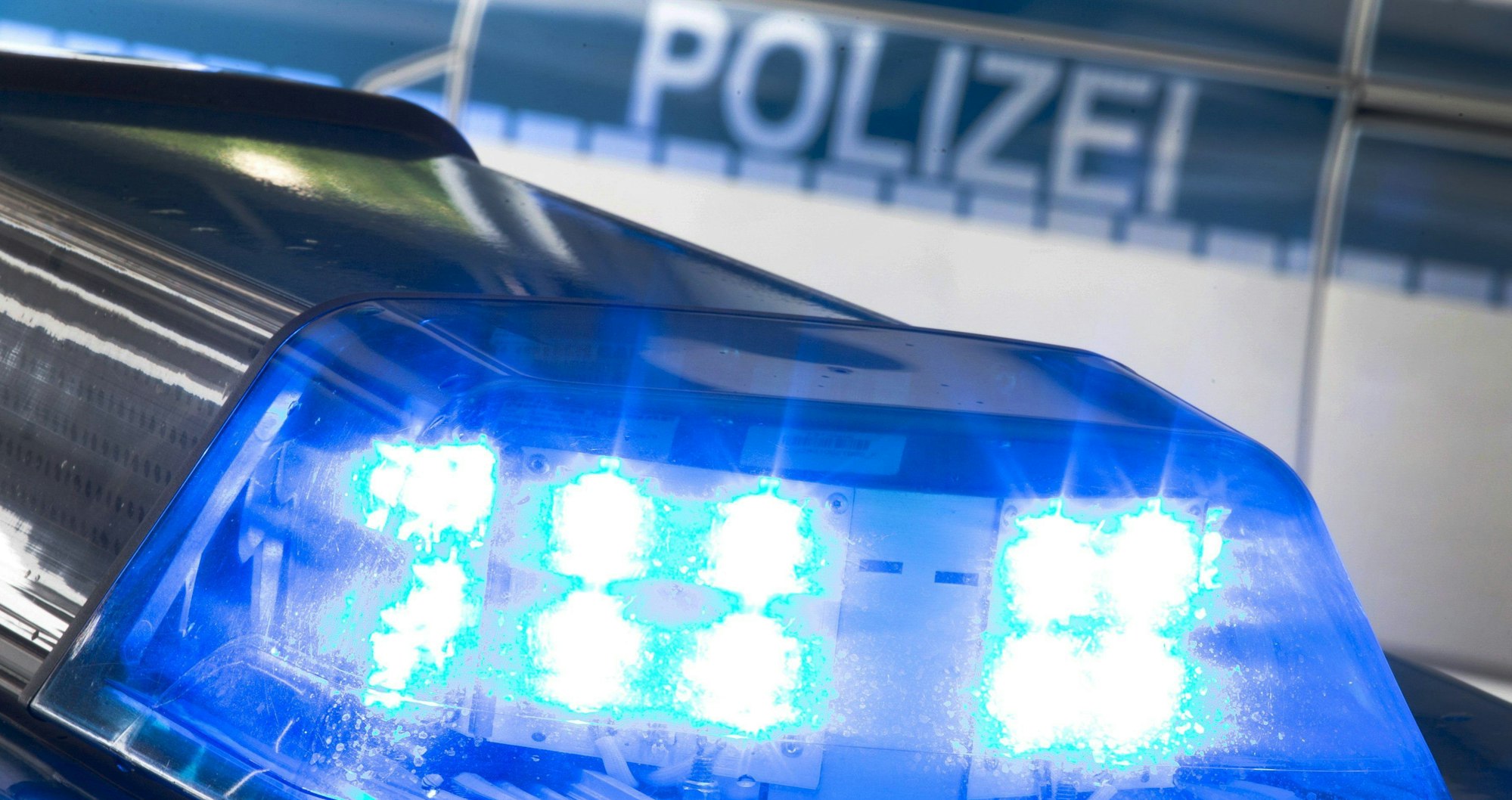 Ein Blaulicht leuchtet auf dem Dach eines Polizeiwagens.
