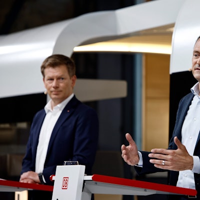 Richard Lutz (l), Vorstandsvorsitzender der Deutschen Bahn AG und Michael Peterson (r), Vorstandsvorsitzender der DB Fernverkehr AG, bei der Vorstellung eines neuen ICE. Laut Recherchen sollen die Bahnvorstände trotz verfehlter Ziele Millionenboni erhalten. (Archivbild)