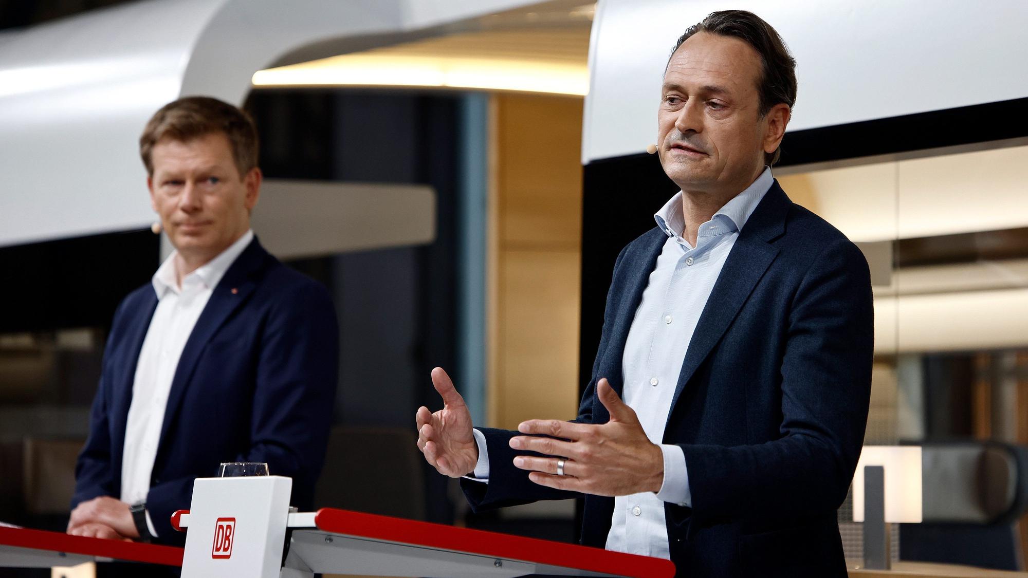 Richard Lutz (l), Vorstandsvorsitzender der Deutschen Bahn AG und Michael Peterson (r), Vorstandsvorsitzender der DB Fernverkehr AG, bei der Vorstellung eines neuen ICE. Laut Recherchen sollen die Bahnvorstände trotz verfehlter Ziele Millionenboni erhalten. (Archivbild)