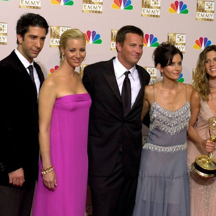 David Schwimmer (l-r), Lisa Kudrow, Matthew Perry, Courteney Cox, Jennifer Aniston und Matt LeBlanc stehen zusammen, nachdem „Friends“ bei den 54. Primetime Emmy Awards den Preis für die beste Comedy-Serie gewonnen hat.