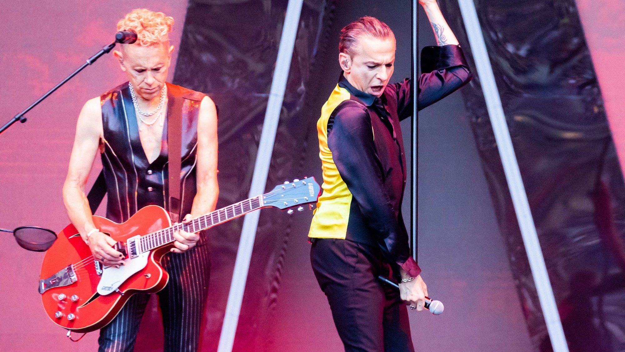 Frontmann Dave Gahan und Gitarrist Martin Gore von Depeche Mode bei einem Auftritt auf der Bühne.