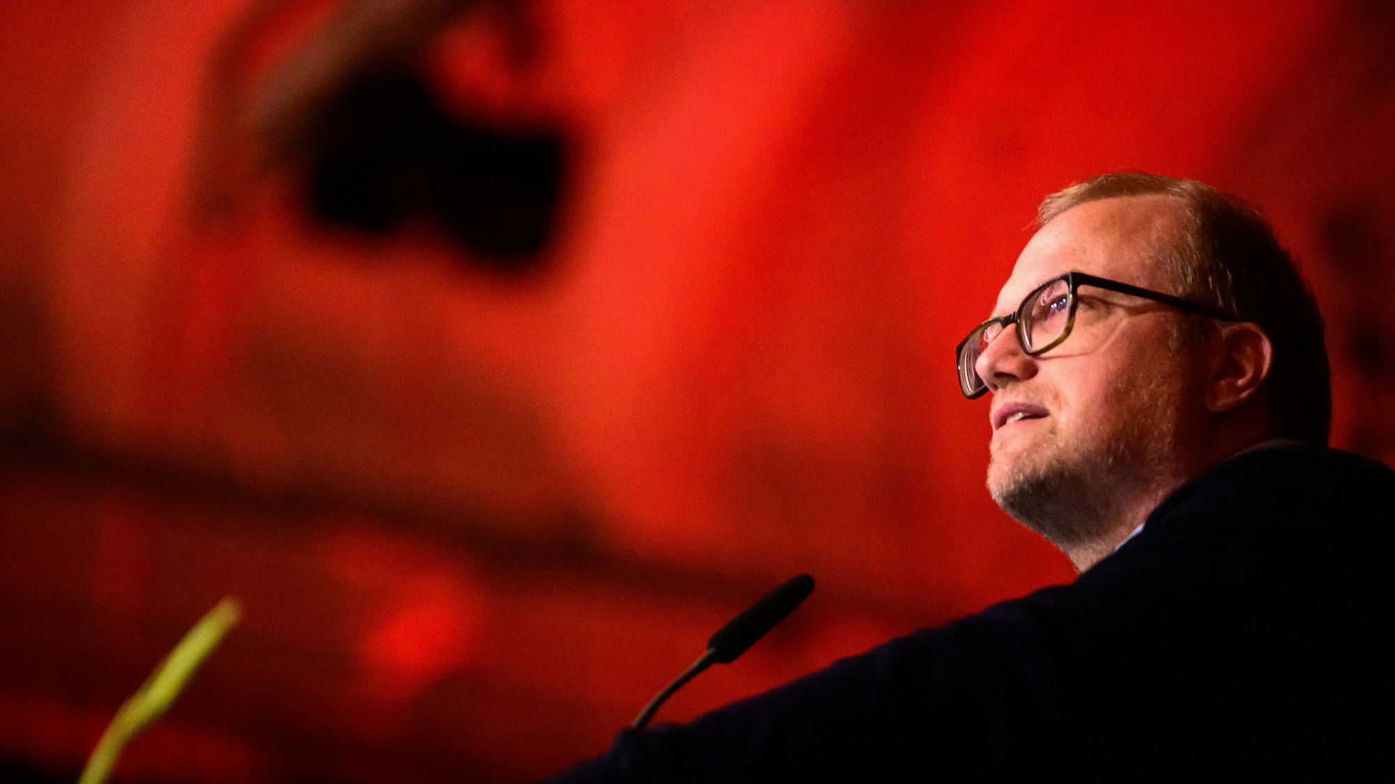 Jochen Ott ist im Halbprofil beim SPD Parteitag im Guerzenich zu sehen.