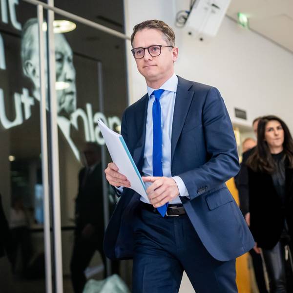 Carsten Linnemann, CDU-Generalsekretär, und Serap Güler, stellvertretende Vorsitzenden der Programm- und Grundsatzkommission der Partei, auf dem Weg zu einer Pressekonferenz.