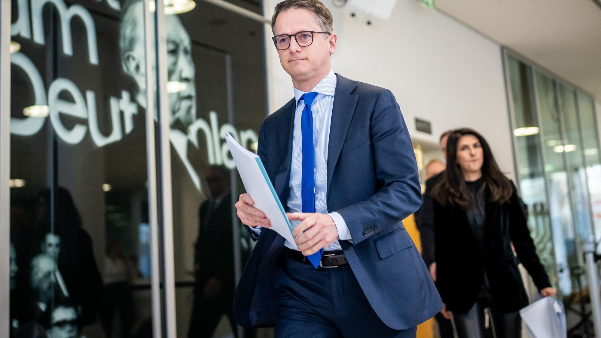 Carsten Linnemann, CDU-Generalsekretär, und Serap Güler, stellvertretende Vorsitzenden der Programm- und Grundsatzkommission der Partei, auf dem Weg zu einer Pressekonferenz.