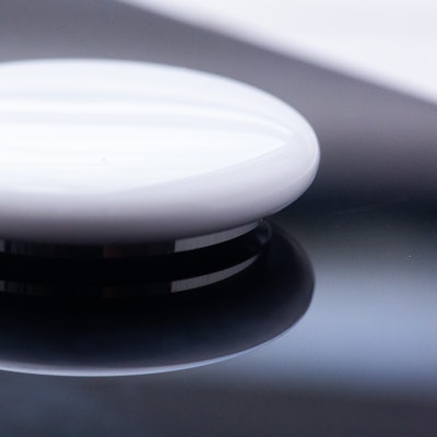 Ein Bluetooth-Tracker liegt auf einem Smartphone.