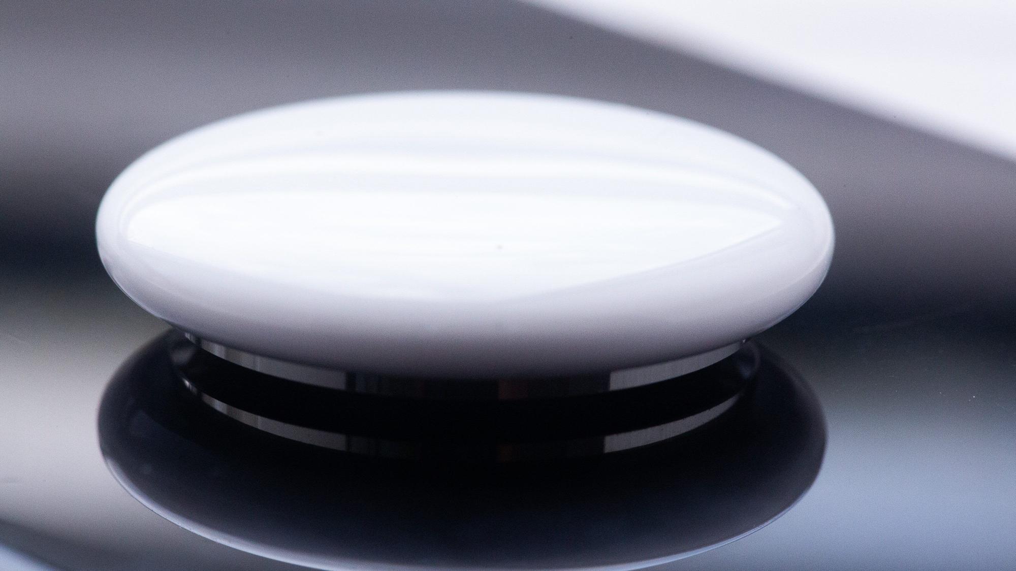 Ein Bluetooth-Tracker liegt auf einem Smartphone.