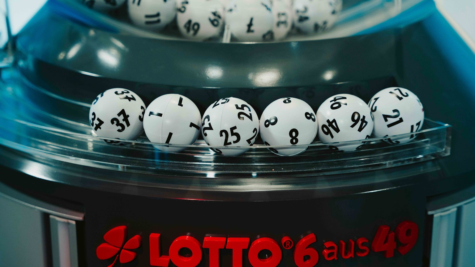 Eine Million Euro für drei richtige Gewinnzahlen bei LOTTO 6aus49: Bei der bundesweiten Nikolaus-Sonderauslosung ist ein WestLotto-Kunde aus dem Rhein-Kreis Neuss zum Millionär geworden.