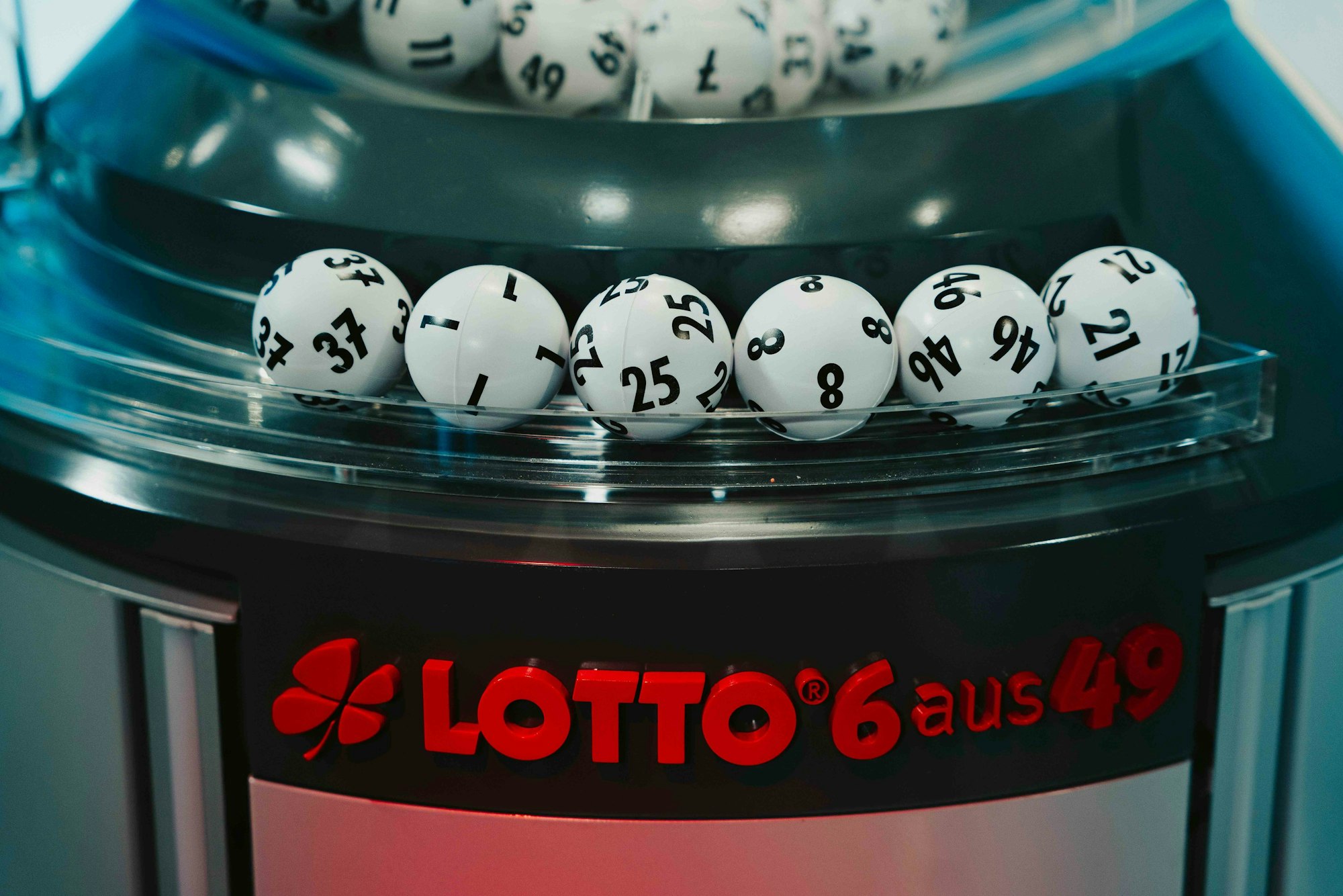 Eine Million Euro für drei richtige Gewinnzahlen bei LOTTO 6aus49: Bei der bundesweiten Nikolaus-Sonderauslosung ist ein WestLotto-Kunde aus dem Rhein-Kreis Neuss zum Millionär geworden.