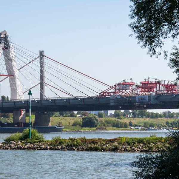 Die neue Leverkusener Brücke ist fast fertig. Das letzte Stahlbauteil ist eingebaut. Das Bauwerk soll voraussichtlich Anfang 2024 freigegeben werden. Blick auf die Brückenbaustelle vom Rheinufer aus.