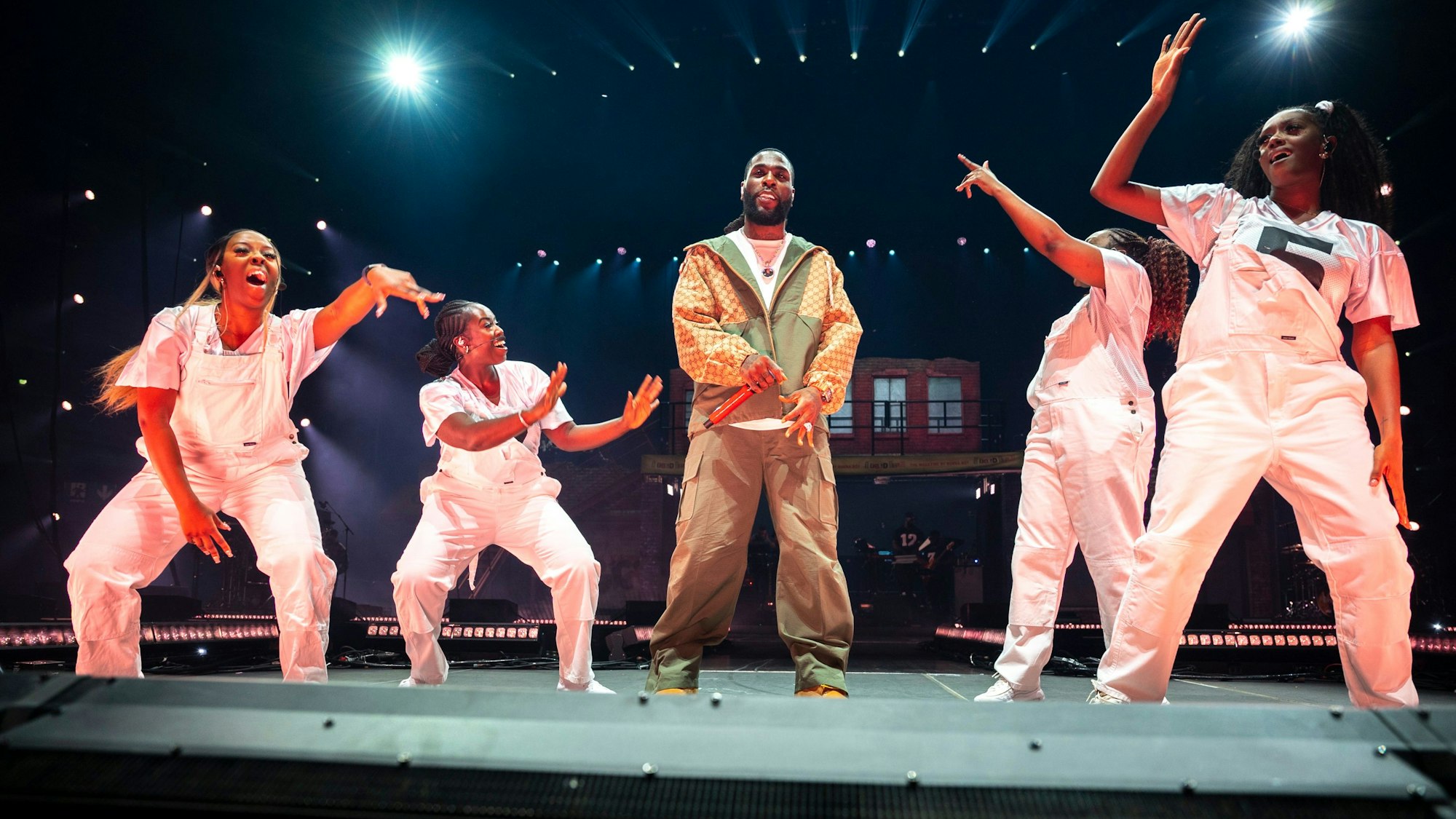 10.12.2023, Köln: Burna Boy bei seinem Konzert in der Arena.  Foto: Uwe Weiser