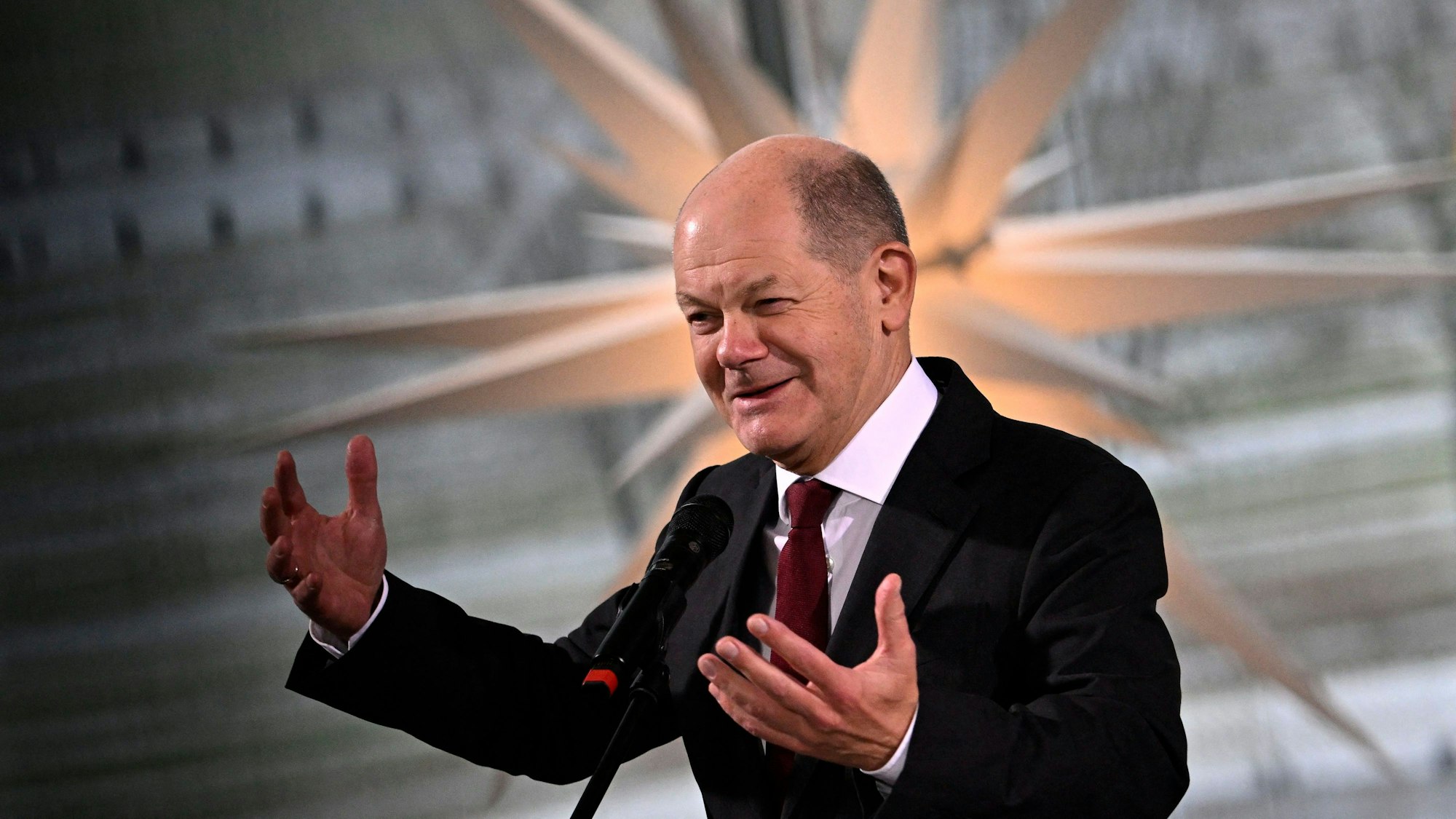 Bundeskanzler Olaf Scholz (SPD) ist trotz des schweren Haushaltsdebakels optimistisch, dass bald eine Lösung gefunden wird.
