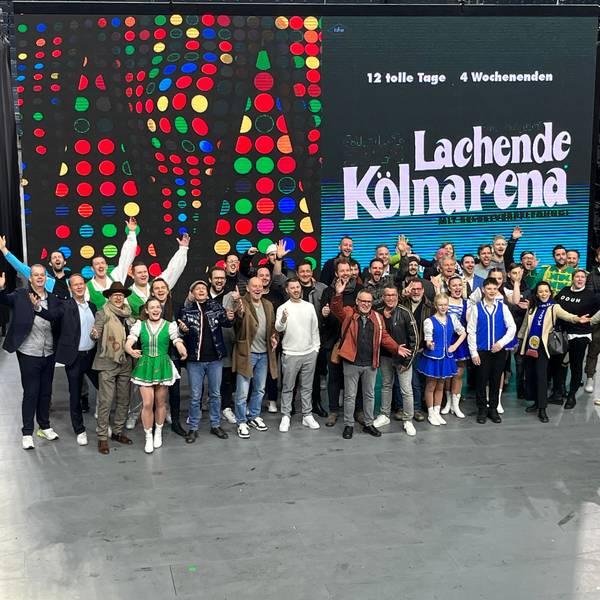 Im Gruppenfoto sind die Künstler und Veranstalter der Lachenden Kölnarena 2024 zu sehen.