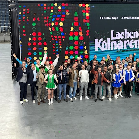 Im Gruppenfoto sind die Künstler und Veranstalter der Lachenden Kölnarena 2024 zu sehen.
