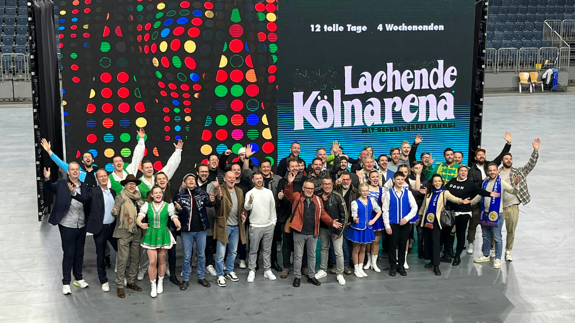 Im Gruppenfoto sind die Künstler und Veranstalter der Lachenden Kölnarena 2024 zu sehen.