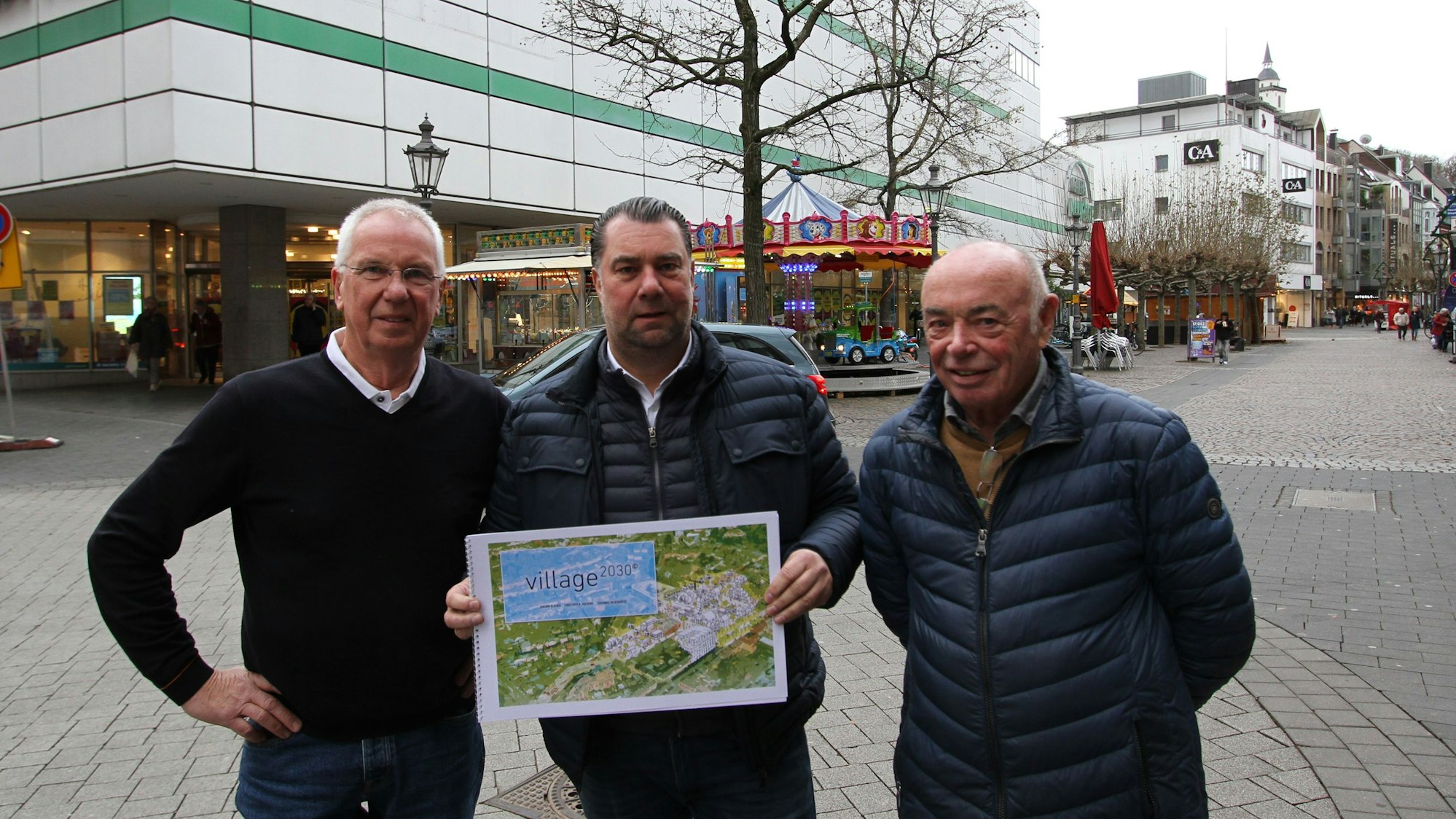 Drei Männer vor einem Warenhaus.