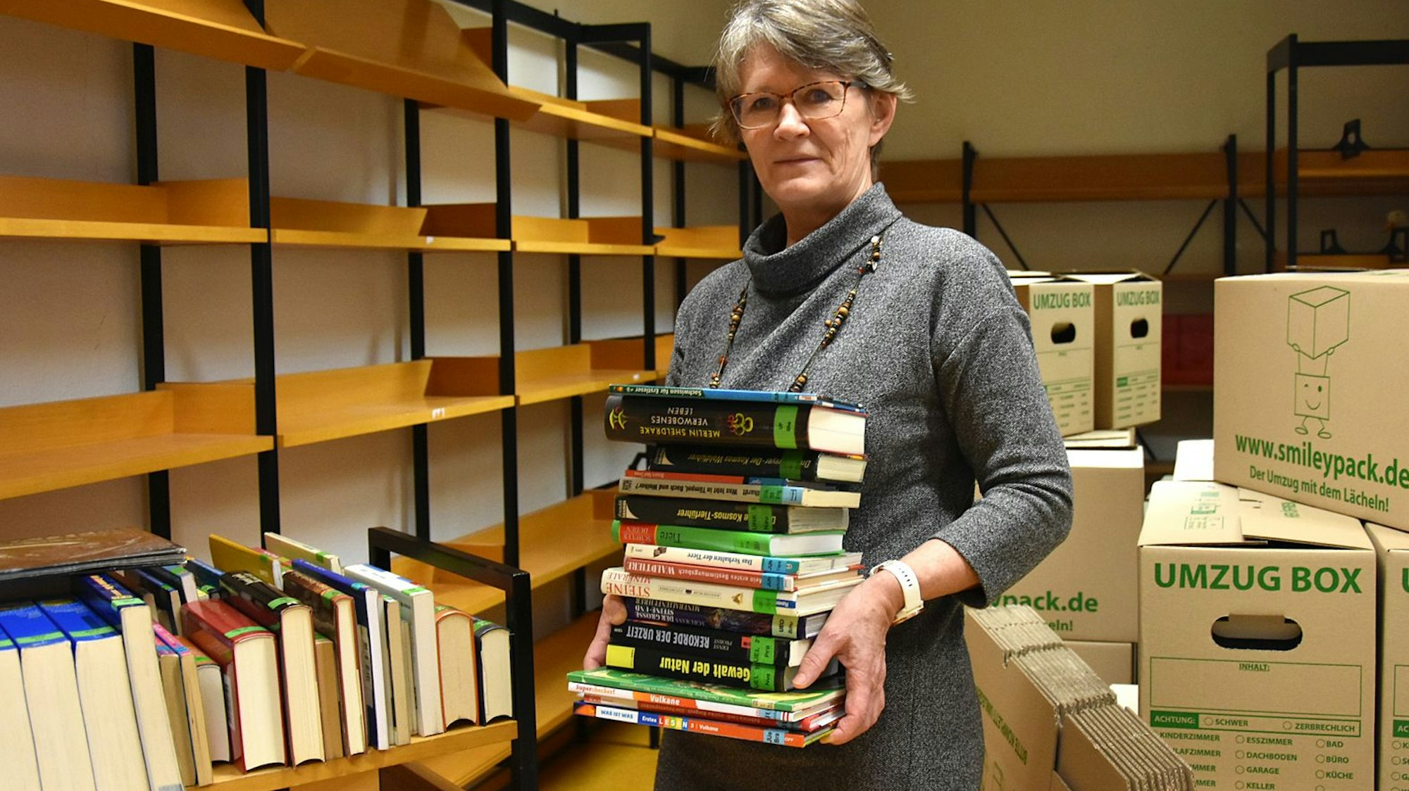 Lydia Braun leitet Morsbach Gemeindebücherei, die zurzeit ihren alten Standort im Rathaus der Gemeinde räumt, um dann in den neuen Bürgercampus umzuziehen. Das Foto zeigt die Chefin beim Verpacken von Büchern in Umzugskartons.