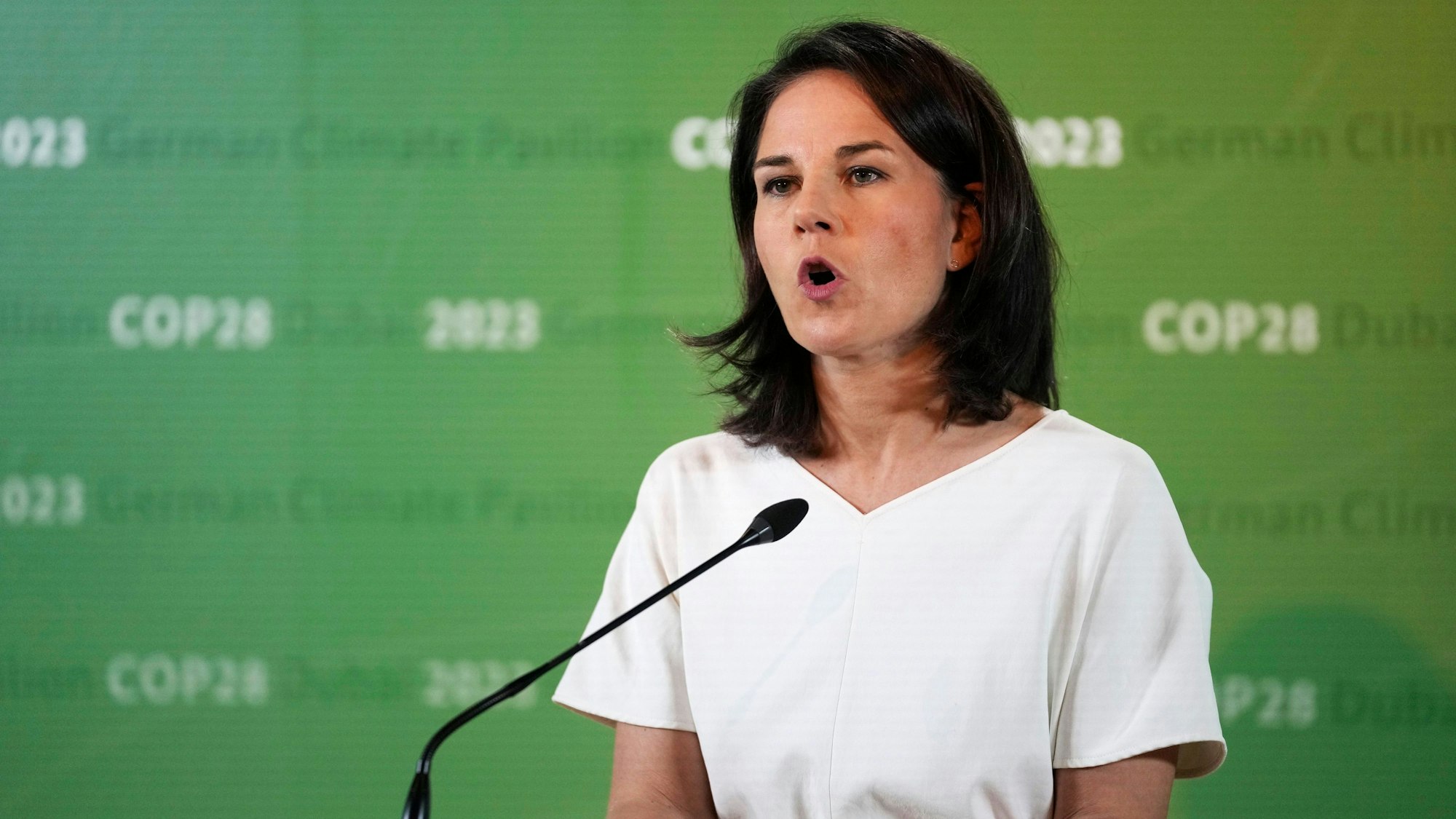 Außenministerin Annalena Baerbock bei einer Pressekonferenz in Dubai.