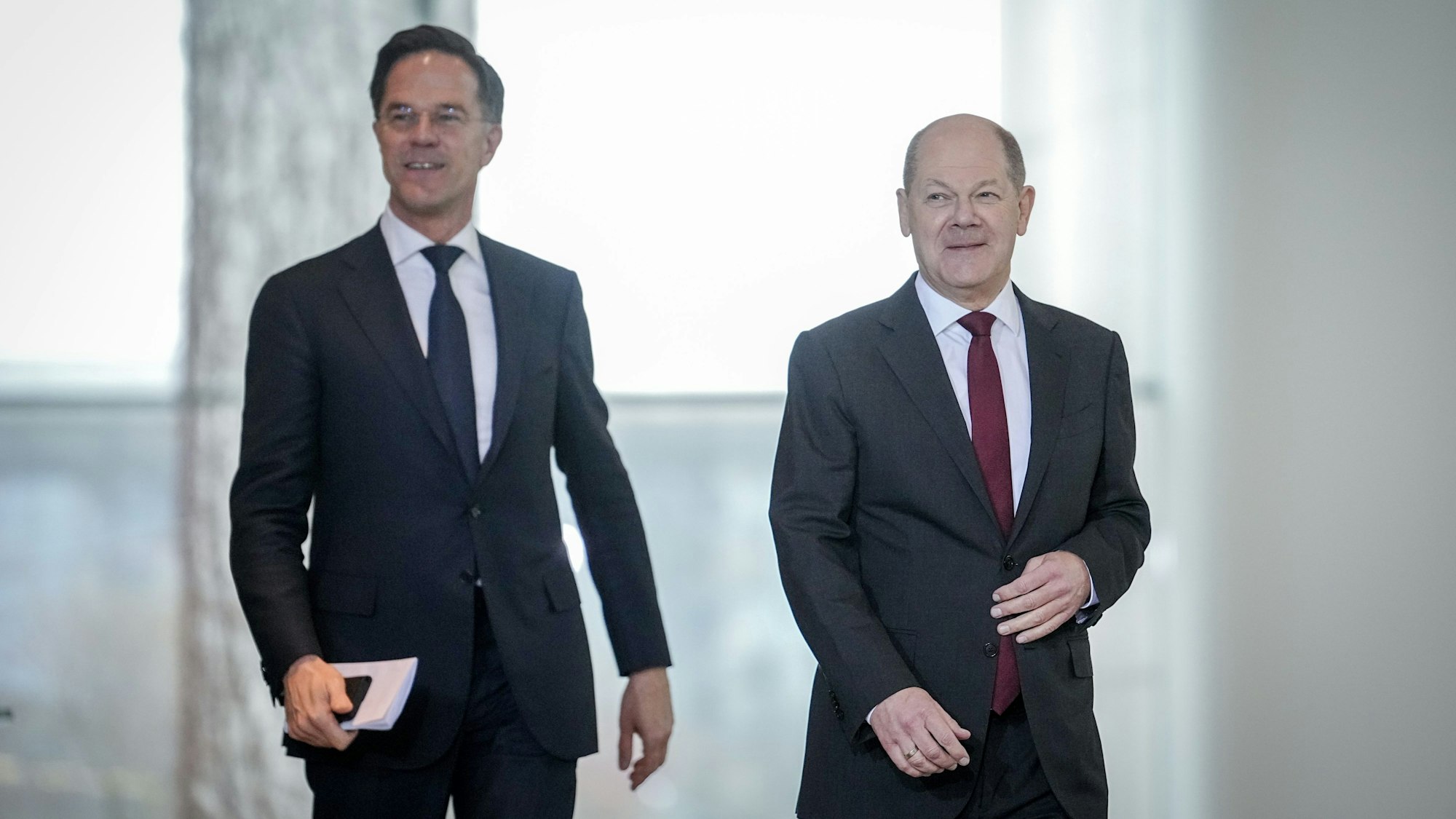 Bundeskanzler Olaf Scholz (SPD) und Mark Rutte (l), Ministerpräsident der Niederlande, kommen im Bundeskanzleramt zur Pressekonferenz.