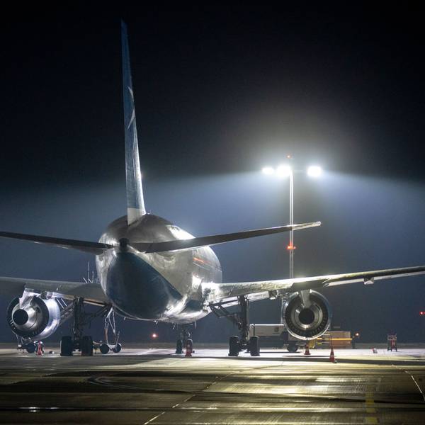 Ein Flugzeug auf dem Flugfeld bei Nacht am Flughafen Köln-Bonn