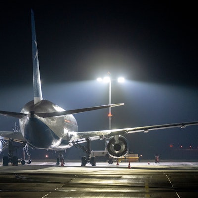 Ein Flugzeug auf dem Flugfeld bei Nacht am Flughafen Köln-Bonn