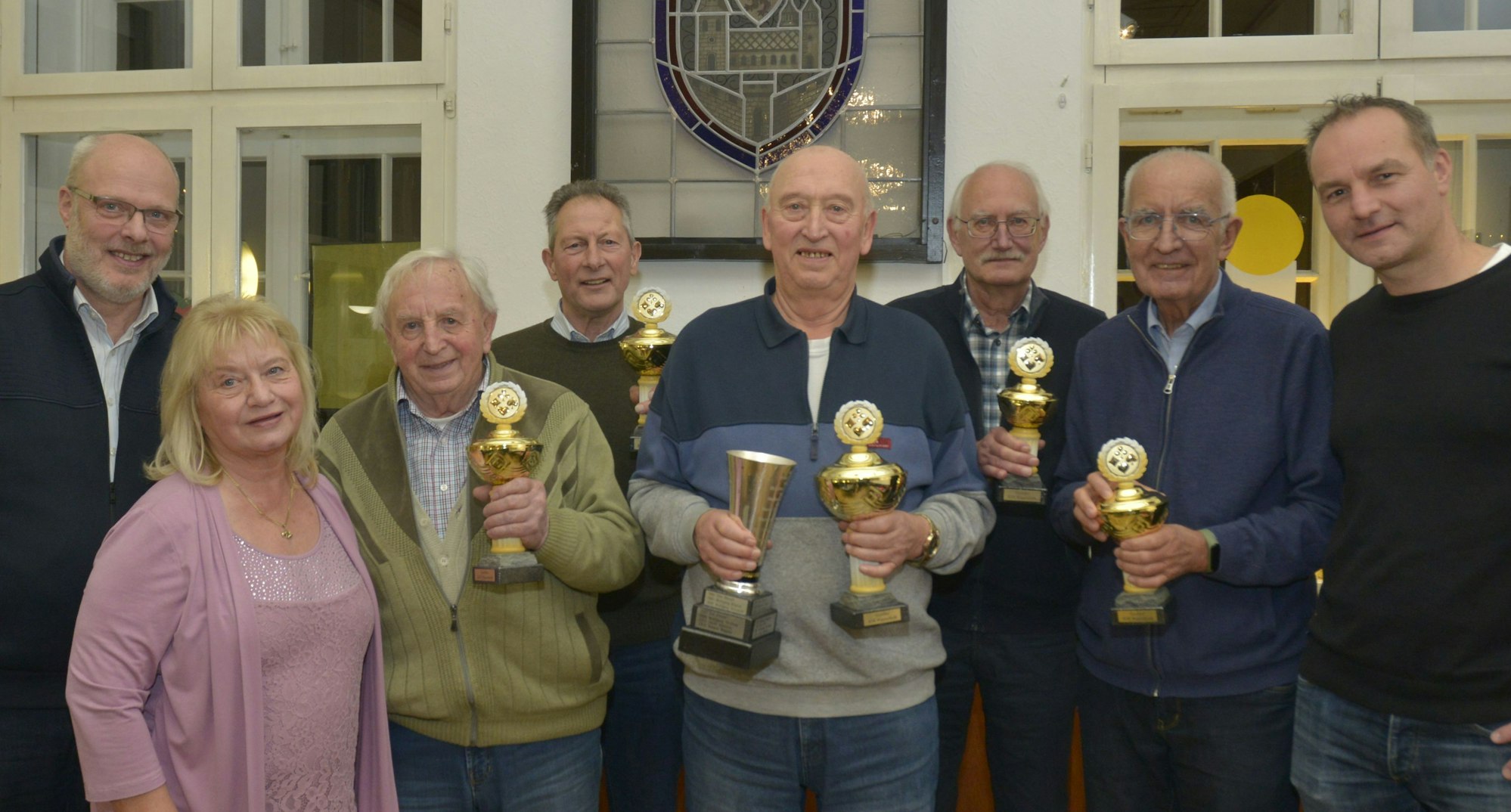 Siegerehrung beim 44. Bürgerskat (v.l.): Heribert Berster, Monika Keller, Heinz Nadolski, Hans-Josef Grüterich, Klaus Müller, Wolfgang Krause, Lothar Wollnik und Michael Otto.
