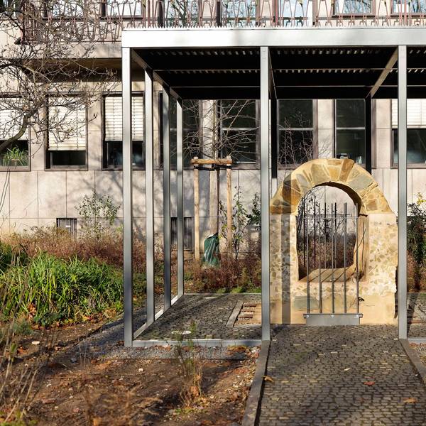 Eine römische Wasserleitung vor dem Regierungspräsidium in einem Glaskasten.