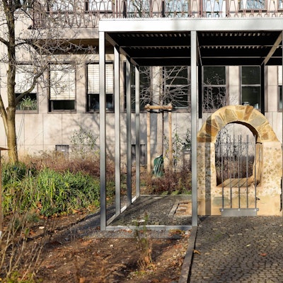 Eine römische Wasserleitung vor dem Regierungspräsidium in einem Glaskasten.