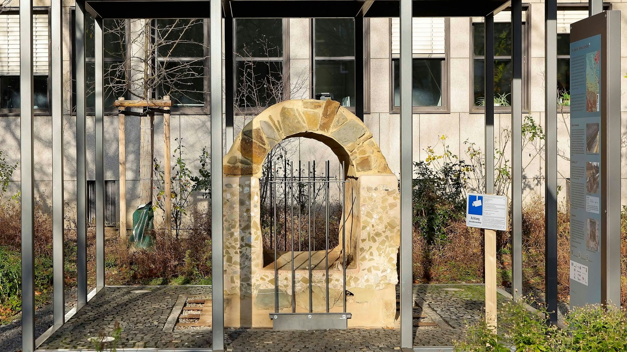 Eine römische Wasserleitung vor dem Regierungspräsidium in einem Glaskasten.