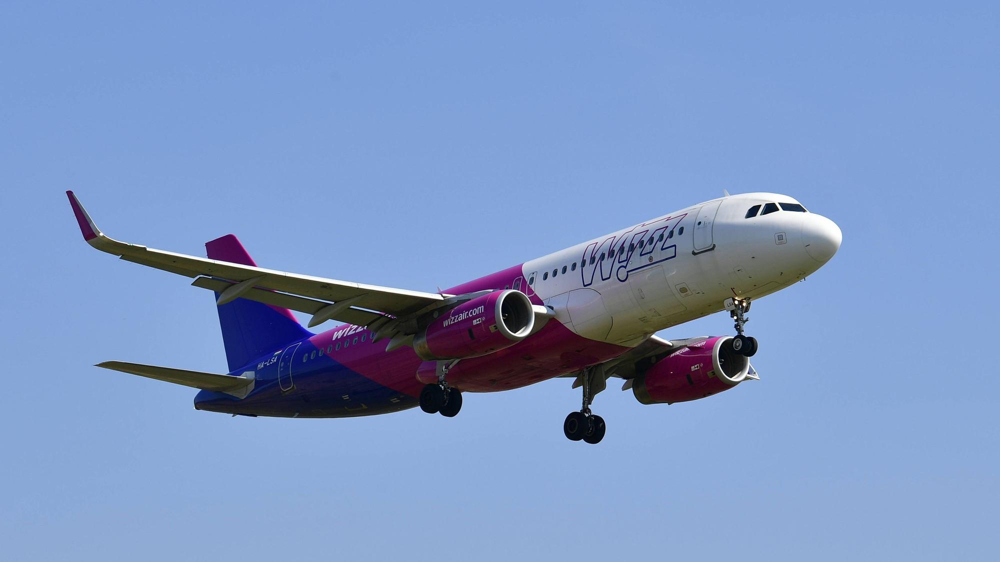 Ein Airbus A320-232 der Fluggesellschaft Wizz Air im Landeanflug auf den Flughafen Köln-Bonn.