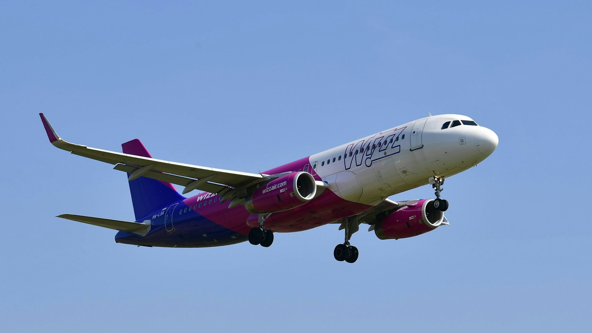 Ein Airbus A320-232 der Fluggesellschaft Wizz Air im Landeanflug auf den Flughafen Köln-Bonn.