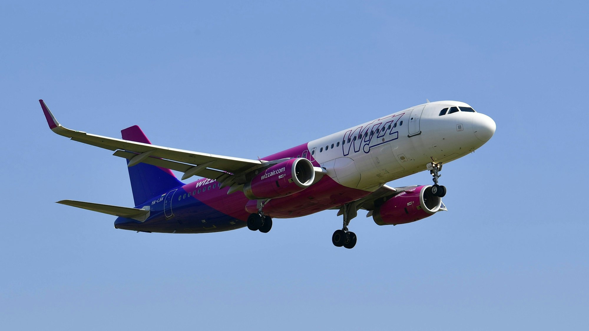 Ein Airbus A320 der ungarischen Fluggesellschaft Wizz Air im Landeanflug auf den Flughafen Köln/Bonn. (Symbolbild)