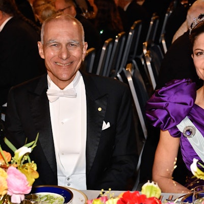 Die schwedische Kronprinzessin Victoria (r) und der Chemie-Nobelpreisträger des Jahres 2023, der amerikanisch-tunesisch-französische Chemiker Moungi Bawendi, nehmen am 10. Dezember 2023 am Nobelpreisbankett im Stockholmer Rathaus teil.