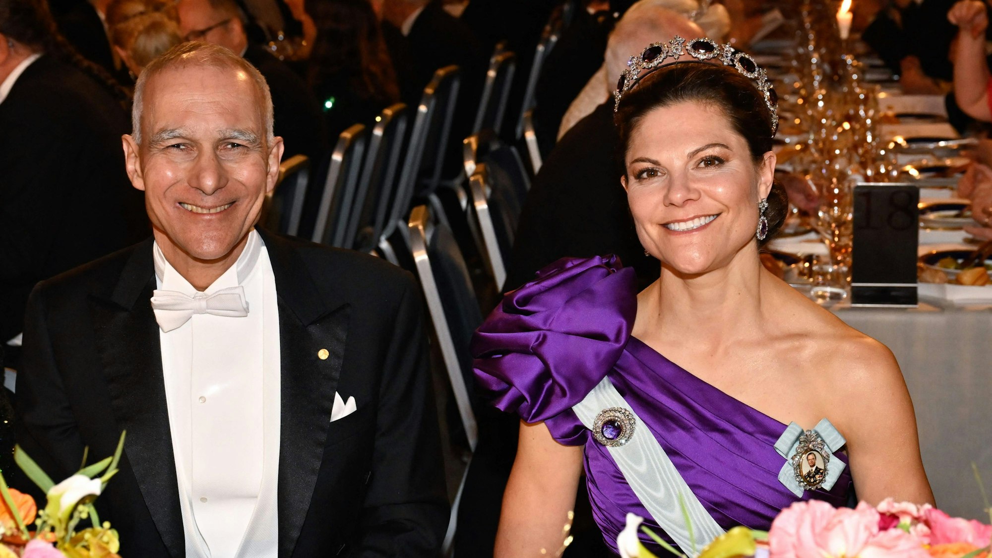 Die schwedische Kronprinzessin Victoria (r) und der Chemie-Nobelpreisträger des Jahres 2023, der amerikanisch-tunesisch-französische Chemiker Moungi Bawendi, nehmen am 10. Dezember 2023 am Nobelpreisbankett im Stockholmer Rathaus teil.