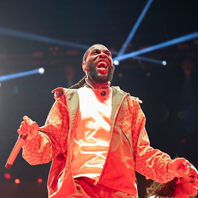 10.12.2023, Köln: Burna Boy bei seinem Konzert in der Arena.  Foto: Uwe Weiser