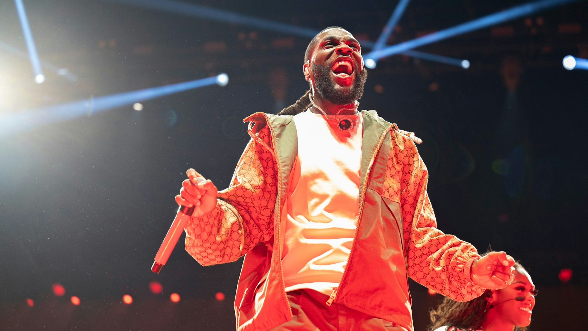 10.12.2023, Köln: Burna Boy bei seinem Konzert in der Arena.  Foto: Uwe Weiser