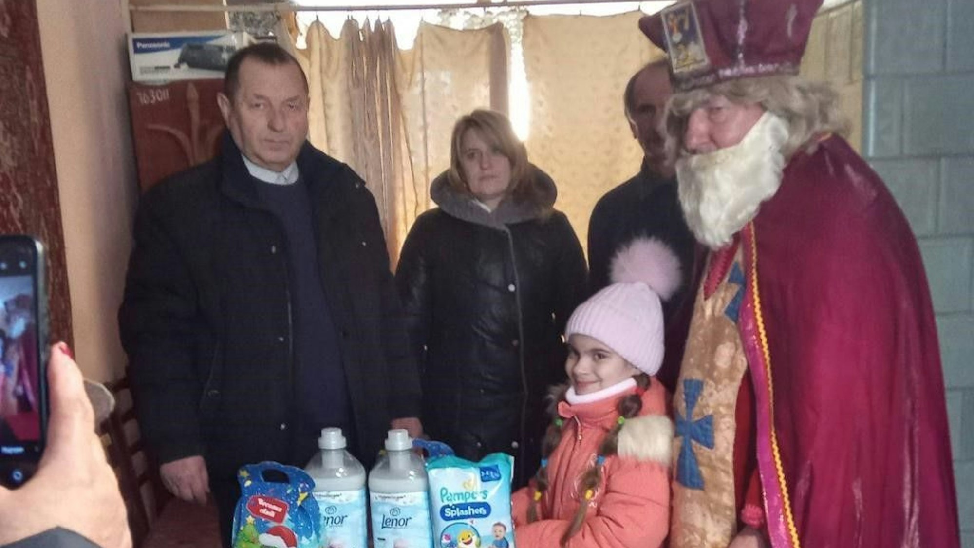 Der Nikolaus hat einer ukrainischen Familie Hilfsgüter wie Waschmittel und Windeln aus Hürth gebracht.