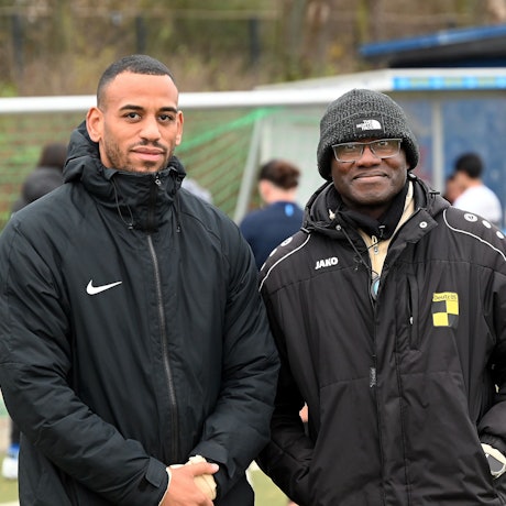 10.12.2023, Fussball-Pesch - Deutz
verlassen den Verein
links: TR: Raoul Dia (Deutz)
rechts: Co.Tr: Joseph Biyidi (Deutz)
Foto: Uli Herhaus