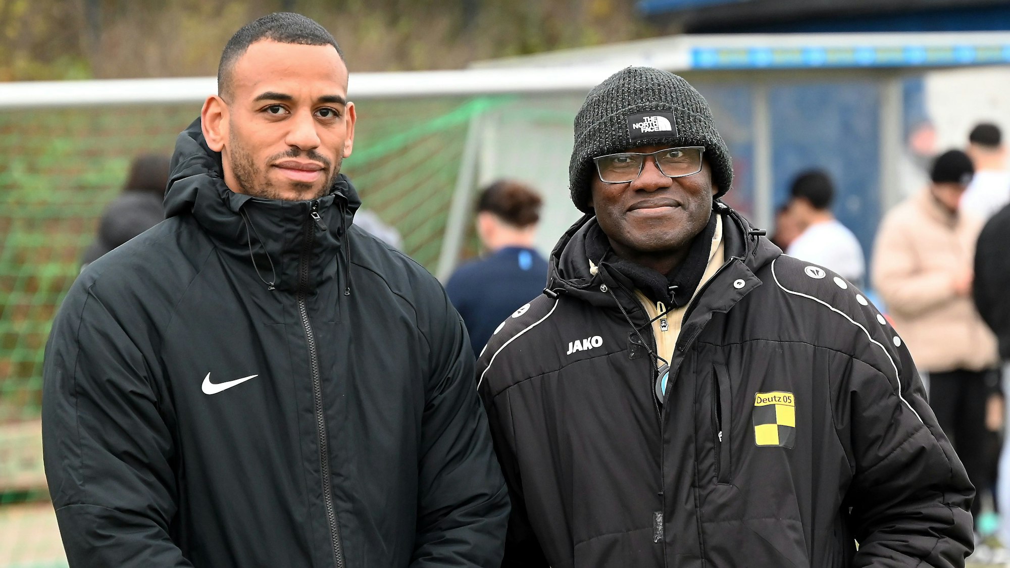 10.12.2023, Fussball-Pesch - Deutz
verlassen den Verein
links: TR: Raoul Dia (Deutz)
rechts: Co.Tr: Joseph Biyidi (Deutz)
Foto: Uli Herhaus