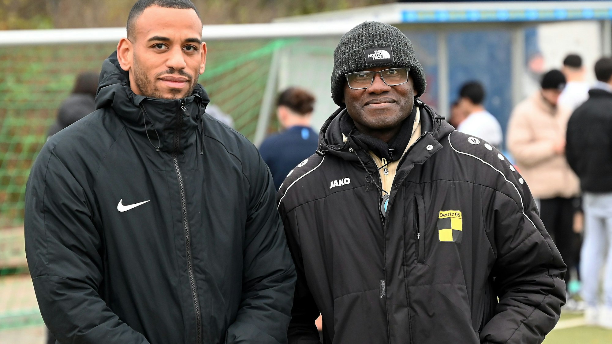 10.12.2023, Fussball-Pesch - Deutz
verlassen den Verein
links: TR: Raoul Dia (Deutz)
rechts: Co.Tr: Joseph Biyidi (Deutz)
Foto: Uli Herhaus