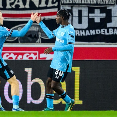 Leverkusens Florian Wirtz (l) jubelt nach seinem Tor zum 1:1 in Stuttgart mit Jeremie Frimpong.