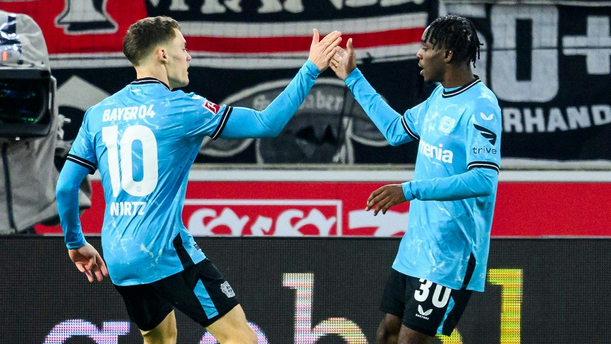 Leverkusens Florian Wirtz (l) jubelt nach seinem Tor zum 1:1 in Stuttgart mit Jeremie Frimpong.