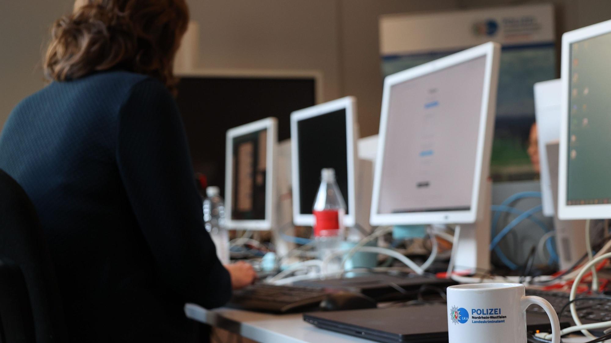 LKA-Ermittler in NRW haben sich verdeckt als Kinder ausgegegben. Bei der Aktion gegen Cybergrooming chatteten die Ermittler gegen Personen, 93 Verfahrne wurden eingeleitet.