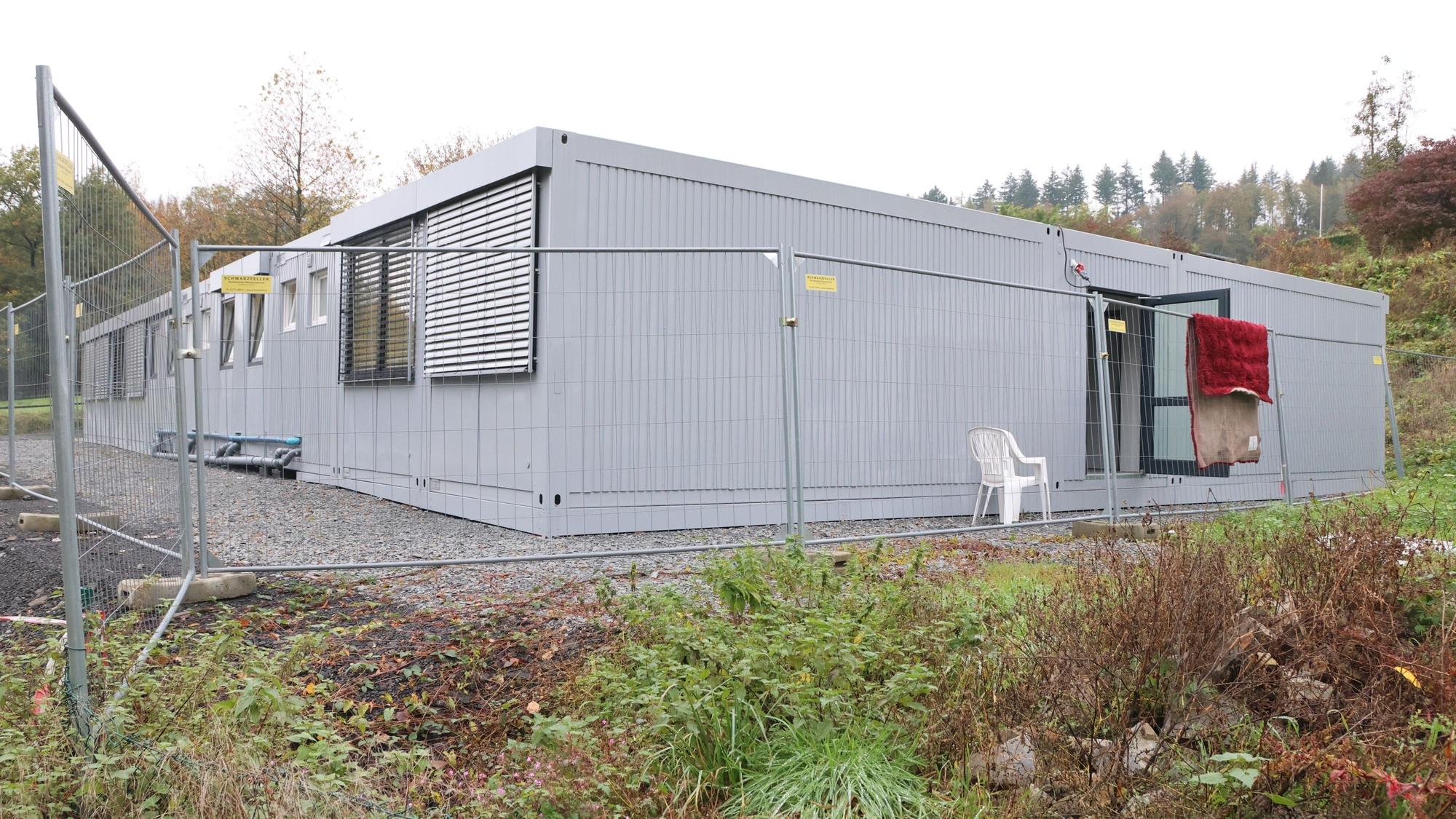 Ein grauer Wohncontainer.
