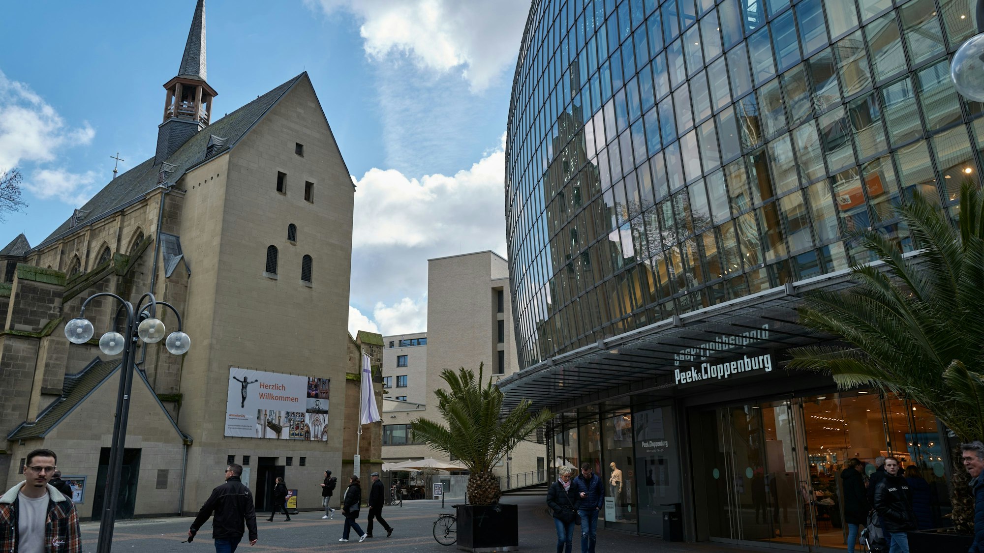 Das P&C-Haus an der Schildergasse, daneben die Antoniterkirche mit dem neuen Antoniterquartier